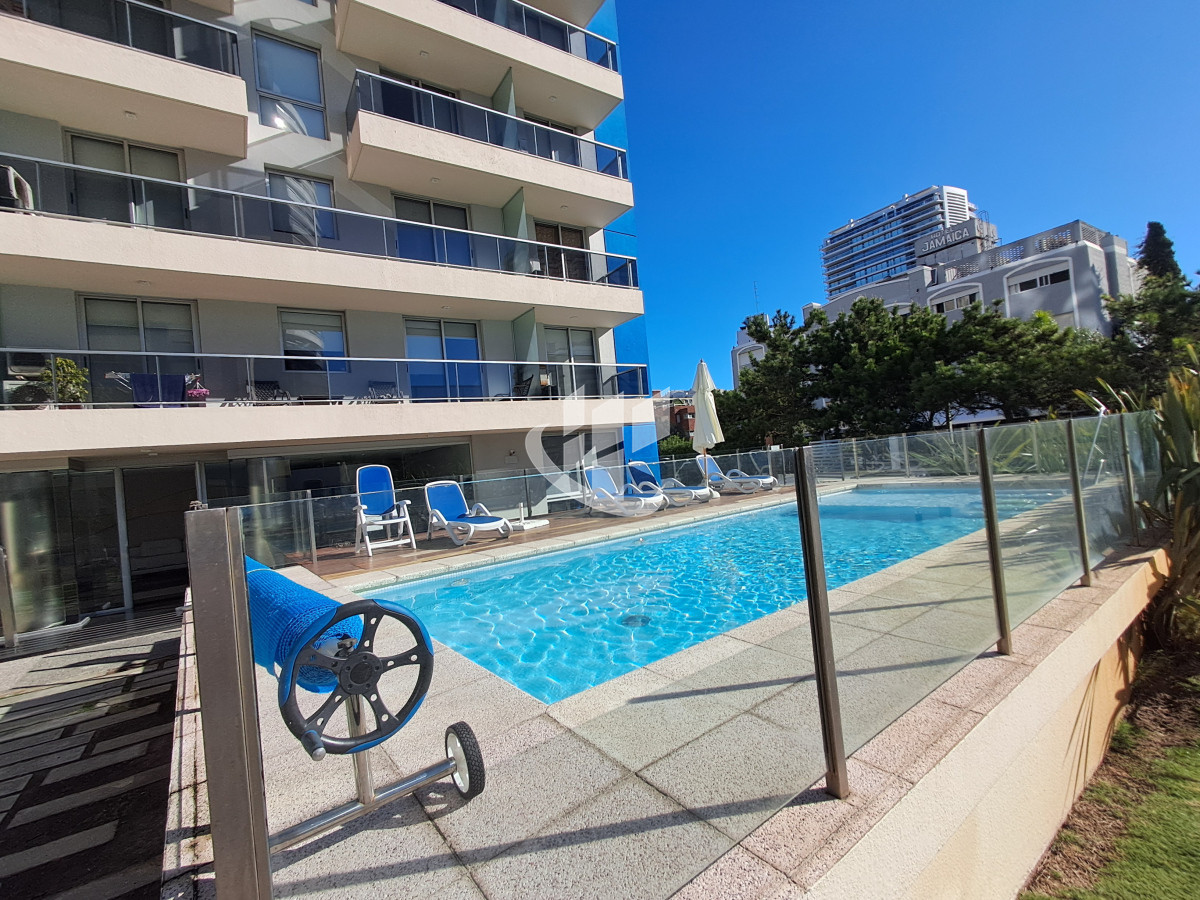 Apartamento ID.1765 - PUNTA DEL ESTE BRAVA APTO 2 DORMITORIOS 1 BAÑO COCHERA AMENITIES ALQUILER TEMPORAL