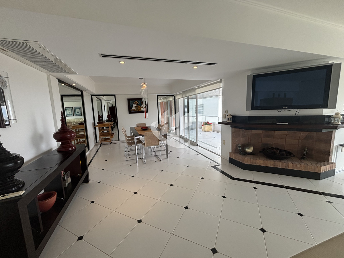 Apartamento ID.2277 - PUNTA DEL ESTE - PLAYA BRAVA - APARTAMENTO DE 4 DORMITORIOS EN SUITE Y DEPENDENCIA - VENTA