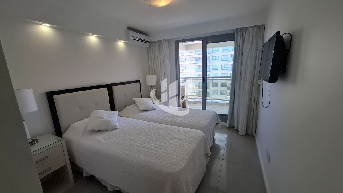 Apartamento ID.2038 - Venta apartamento 3 suites y dep completa, primera línea Brava, Punta del Este