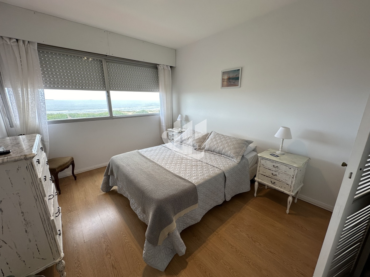Apartamento ID.1906 - Frente al mar. Apartamento en alquiler anual de 3 dormitorios en Punta del Este 