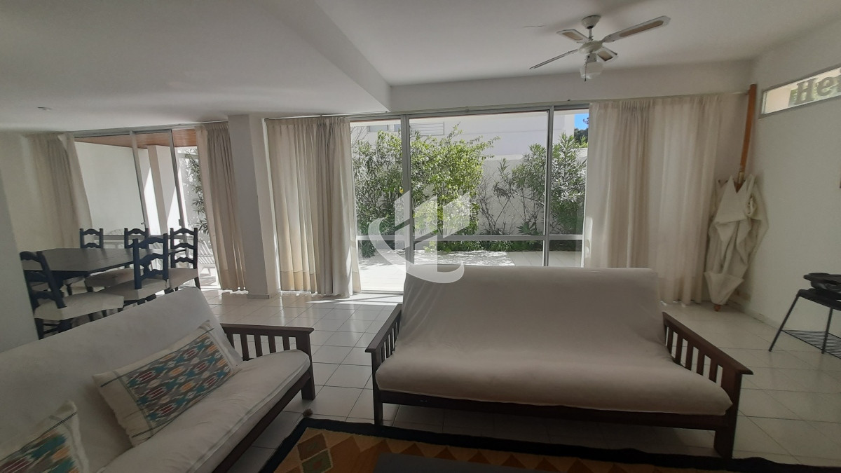 Apartamento ID.828 - Alquiler de Verano, 4 dormitorios mas dep, 1era linea al mar, Rincon del Indio, Punta del Este