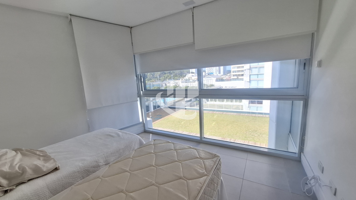 Apartamento ID.2434 - Alquiler invernal, 3 dormitorios y dependencia, Brava, Primera linea, Punta del Este