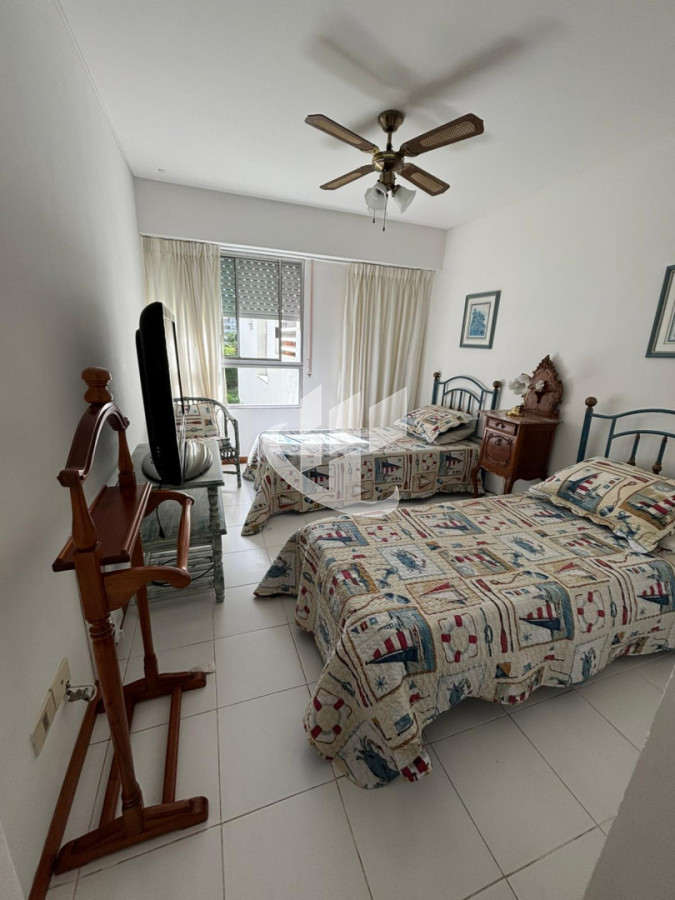 Apartamento ID.2453 - PUNTA DEL ESTE CHIVERTA APTO CON SERVICIOS DE 3 DORMITORIOS EN SUITE, GARAGE , DEP DE SERCVICIO