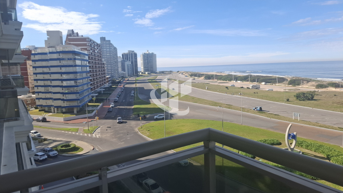 Apartamento ID.2038 - Venta apartamento 3 suites y dep completa, primera línea Brava, Punta del Este