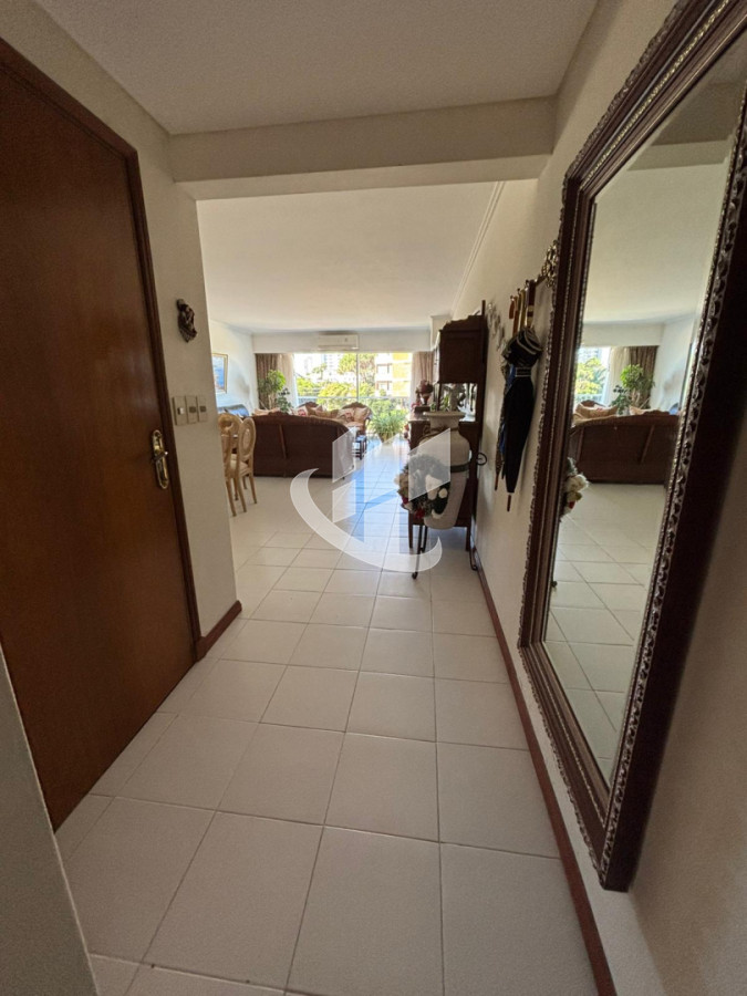 Apartamento ID.2453 - PUNTA DEL ESTE CHIVERTA APTO CON SERVICIOS DE 3 DORMITORIOS EN SUITE, GARAGE , DEP DE SERCVICIO