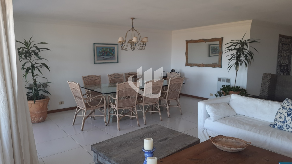 Apartamento ID.828 - Alquiler de Verano, 4 dormitorios mas dep, 1era linea al mar, Rincon del Indio, Punta del Este