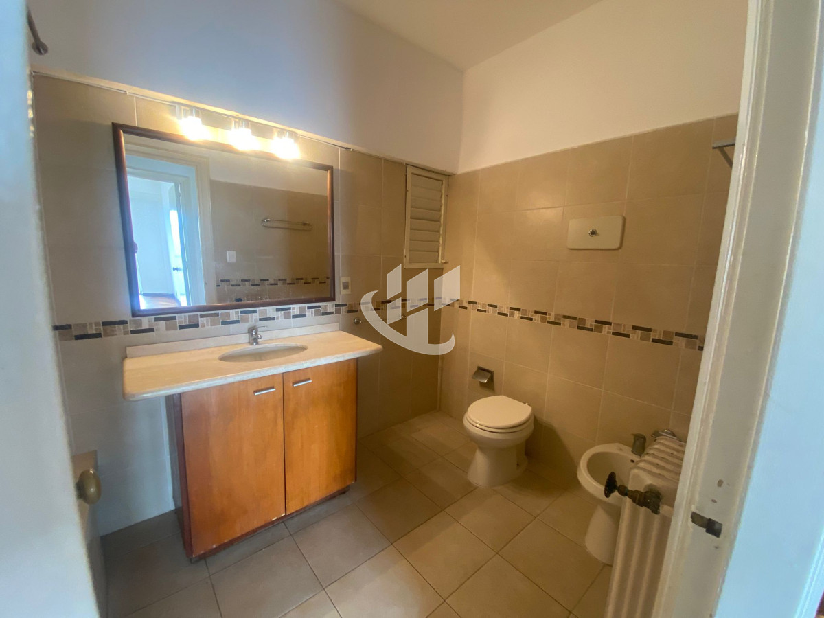 Apartamento ID.1860 - APARTAMENTO DE CATEGORIA 3 DORMITORIOS 2 BAÑOS  Y SERVICIO GARAJE SOBRE 18 DE JULIO