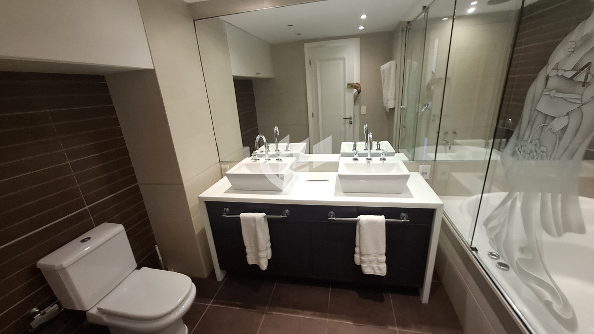 Apartamento ID.2038 - Venta apartamento 3 suites y dep completa, primera línea Brava, Punta del Este