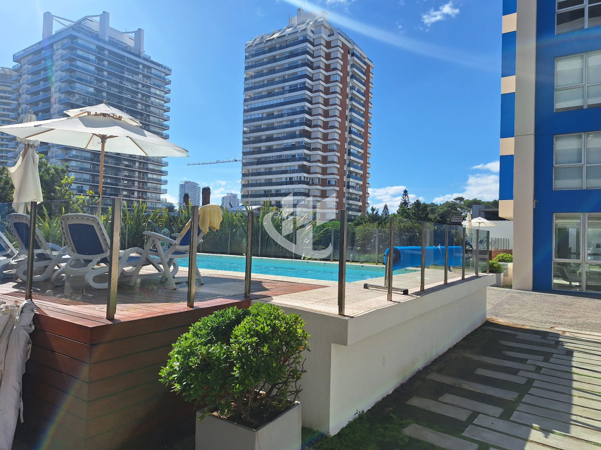 Apartamento ID.1405 - PUNTA DEL ESTE A METROS DE LA BRAVA 2 DORMITORIOS 2 BAÑOS GARAGE EN VENTA