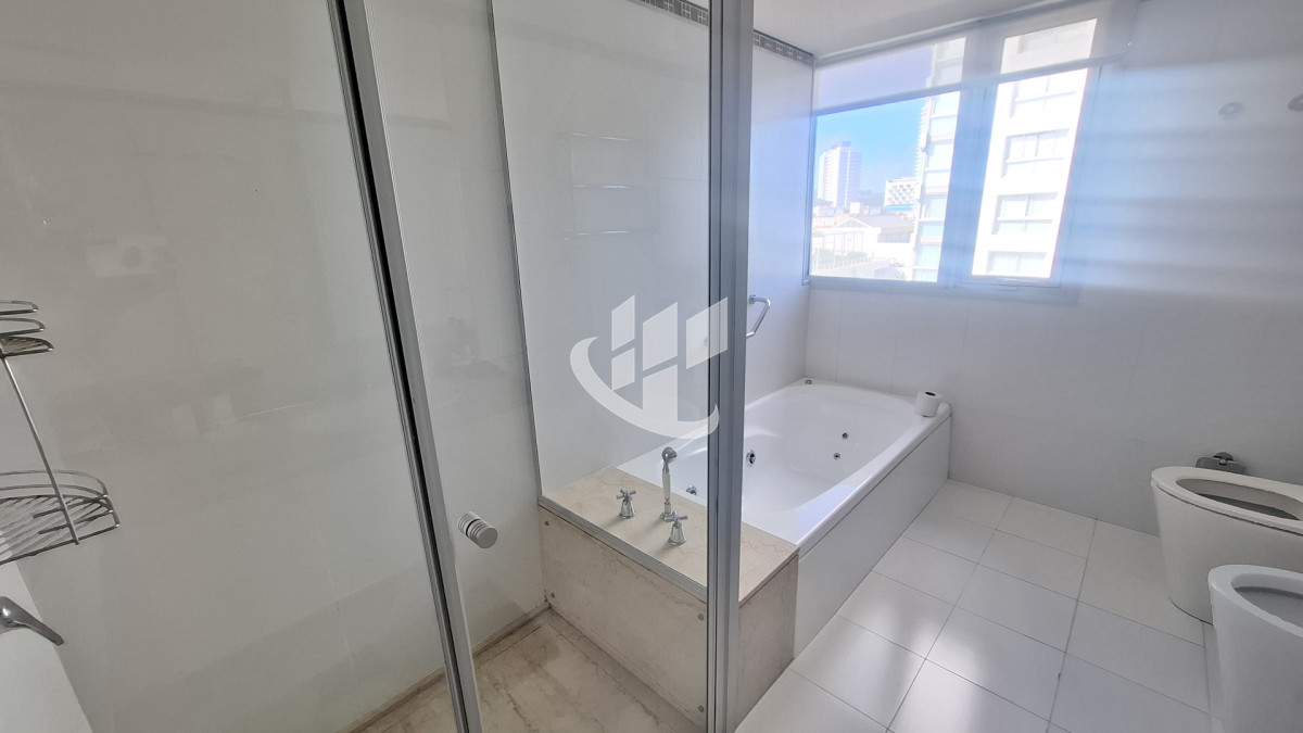 Apartamento ID.2434 - Alquiler invernal, 3 dormitorios y dependencia, Brava, Primera linea, Punta del Este