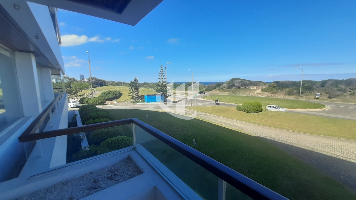 Apartamento ID.828 - Alquiler de Verano, 4 dormitorios mas dep, 1era linea al mar, Rincon del Indio, Punta del Este
