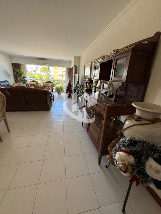 Apartamento ID.2453 - PUNTA DEL ESTE CHIVERTA APTO CON SERVICIOS DE 3 DORMITORIOS EN SUITE, GARAGE , DEP DE SERCVICIO