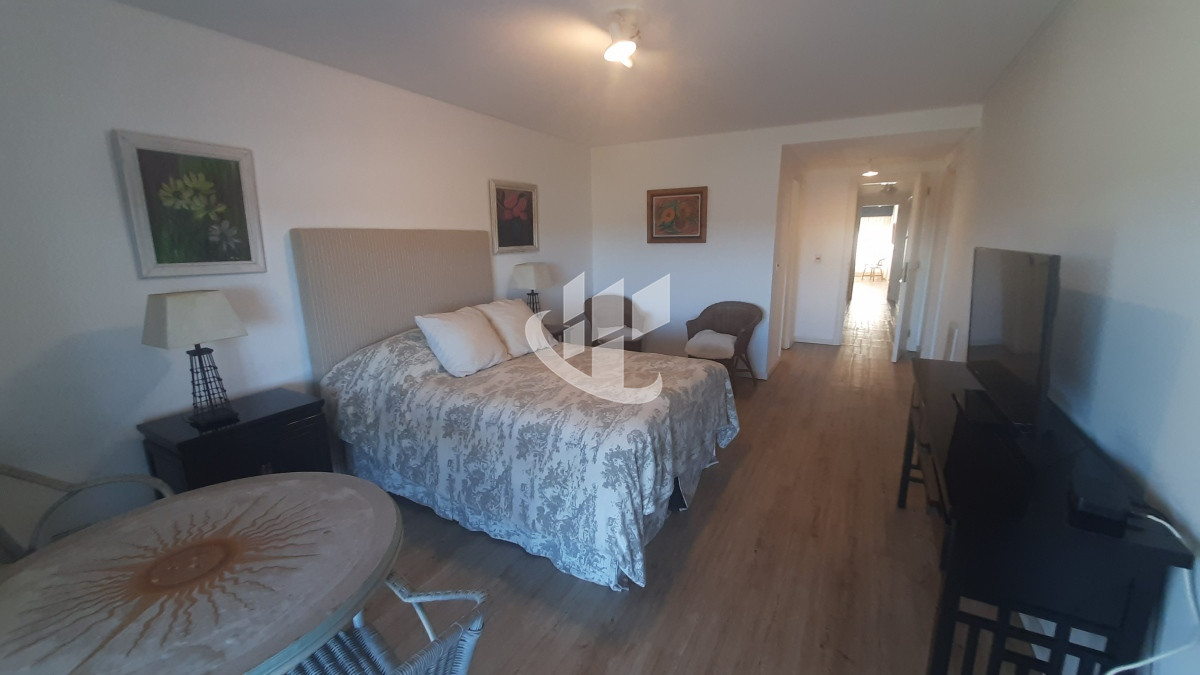 Apartamento ID.828 - Alquiler de Verano, 4 dormitorios mas dep, 1era linea al mar, Rincon del Indio, Punta del Este