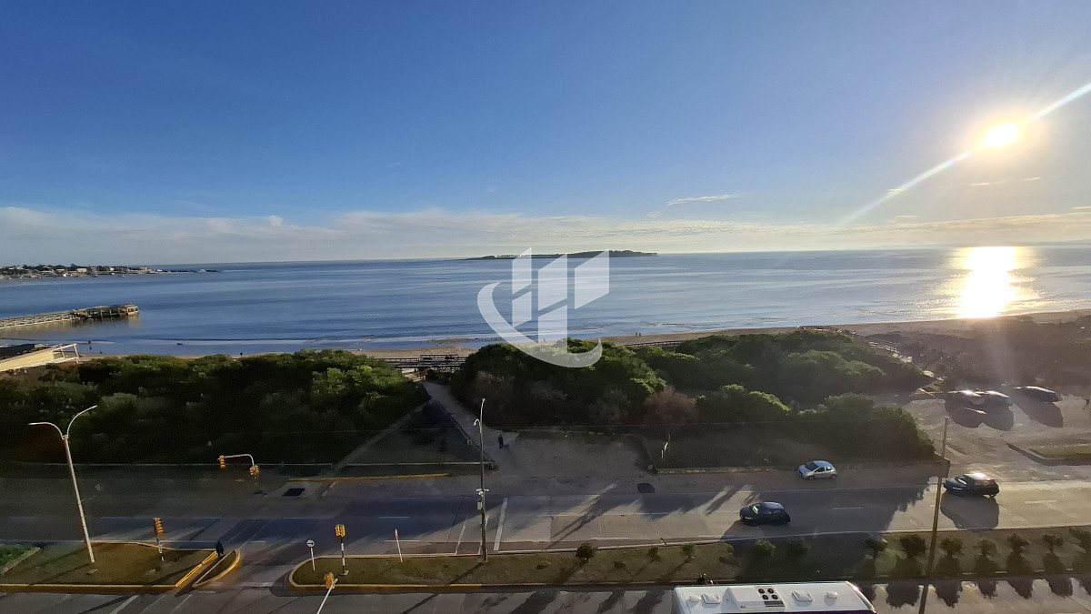 Apartamento ID.2036 - Alquiler Anual, 4 dormitorios, 5 baños, primera linea, Mansa, Punta del Este