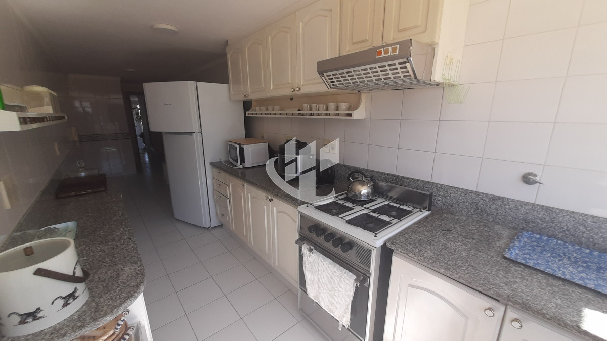 Apartamento ID.828 - Alquiler de Verano, 4 dormitorios mas dep, 1era linea al mar, Rincon del Indio, Punta del Este