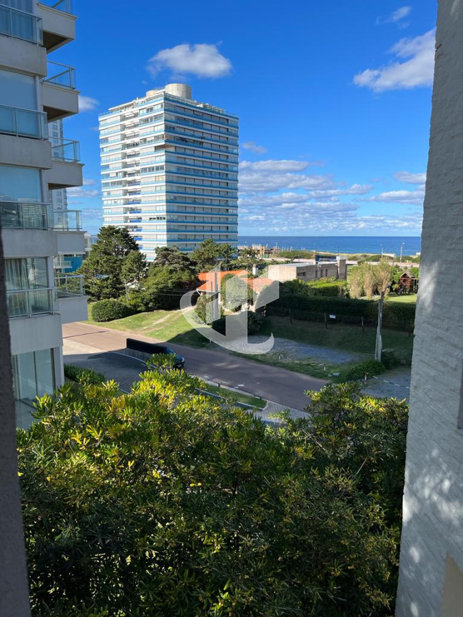 Apartamento ID.1898 - Apartamento en venta de 2 dormitorios, terraza con vista al mar- Brava, Punta del Este