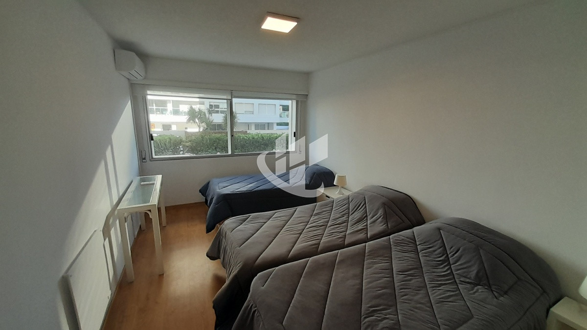Apartamento ID.1719 - PUNTA DEL ESTE MANSA FRENTE AL MAR! APARTAMENTO DE 2 DORMITORIOS Y DEPENDENCIA EN VENTA! 