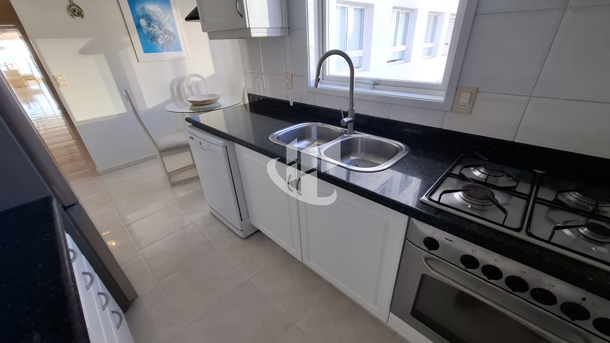 Apartamento ID.2036 - Alquiler Anual, 4 dormitorios, 5 baños, primera linea, Mansa, Punta del Este