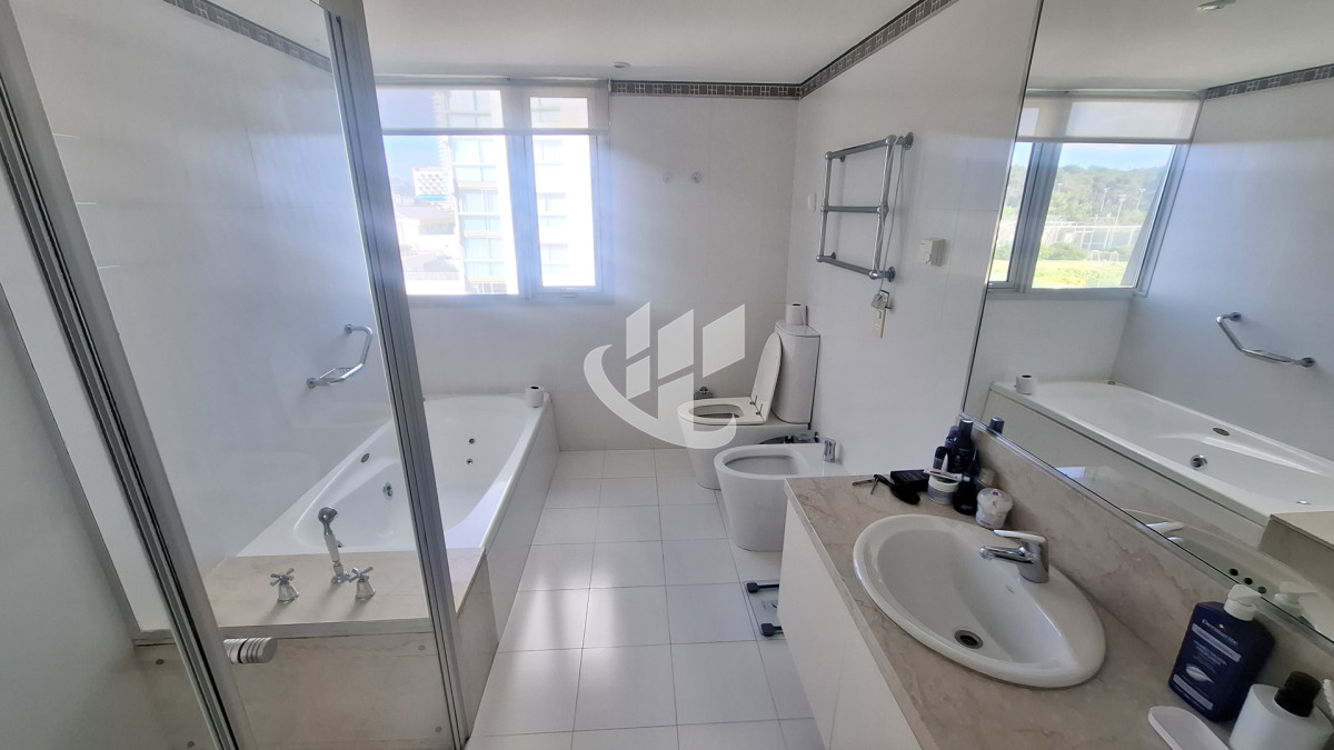 Apartamento ID.2434 - Alquiler invernal, 3 dormitorios y dependencia, Brava, Primera linea, Punta del Este