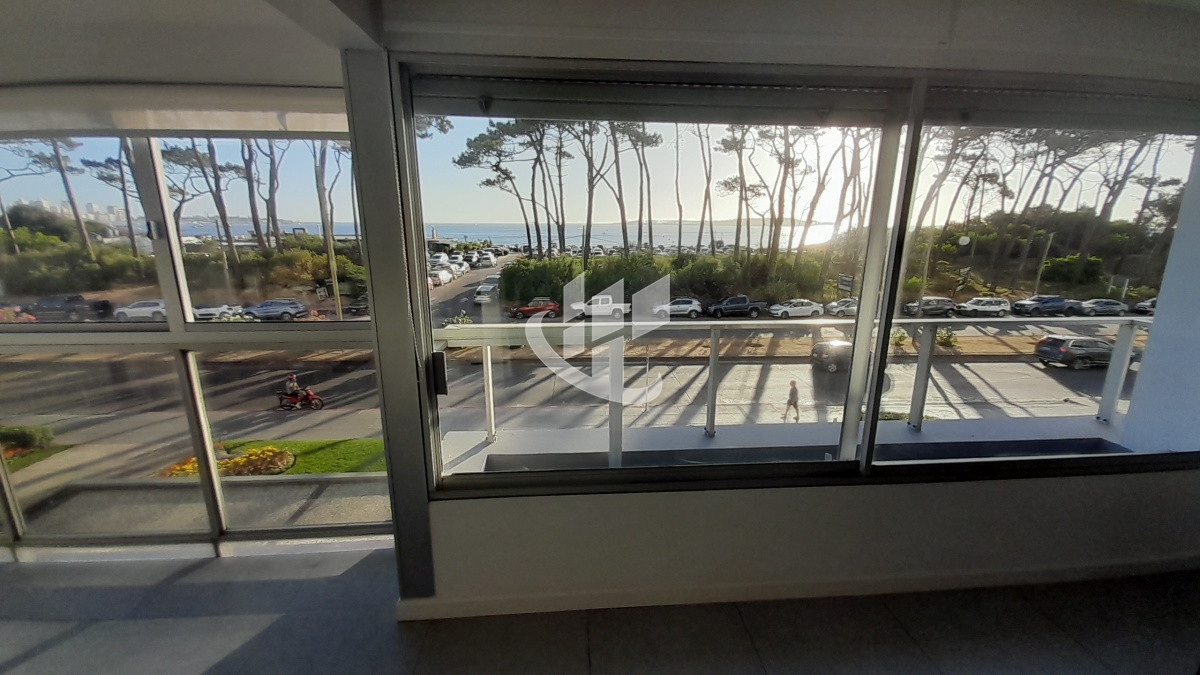 Apartamento ID.1719 - PUNTA DEL ESTE MANSA FRENTE AL MAR! APARTAMENTO DE 2 DORMITORIOS Y DEPENDENCIA EN VENTA! 