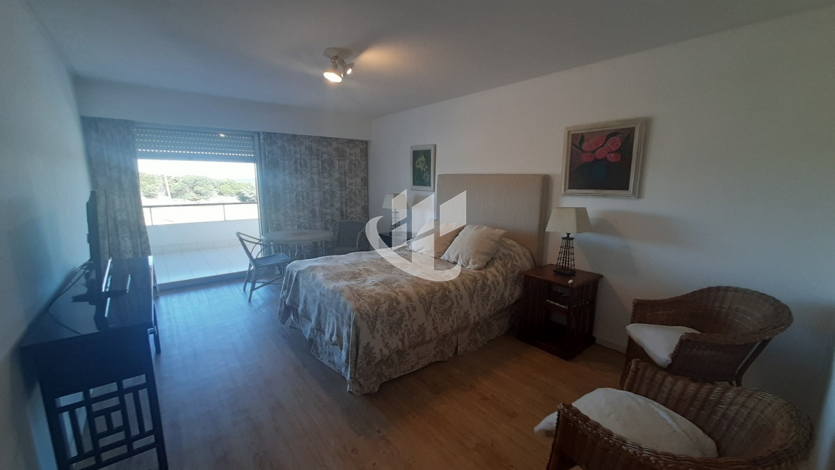 Apartamento ID.828 - Alquiler de Verano, 4 dormitorios mas dep, 1era linea al mar, Rincon del Indio, Punta del Este