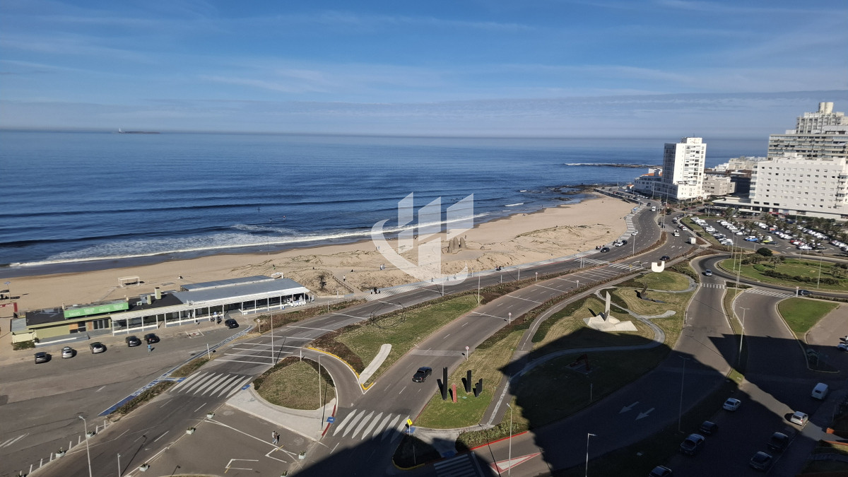 Apartamento ID.2040 - Venta departamento, primera linea 4 suites, Brava, Punta del Este
