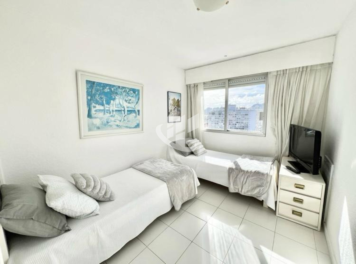 Apartamento ID.2403 - Alquiler Verano, 3 dormitorios mas dependencia, con vista, Peninsula, Punta del Este