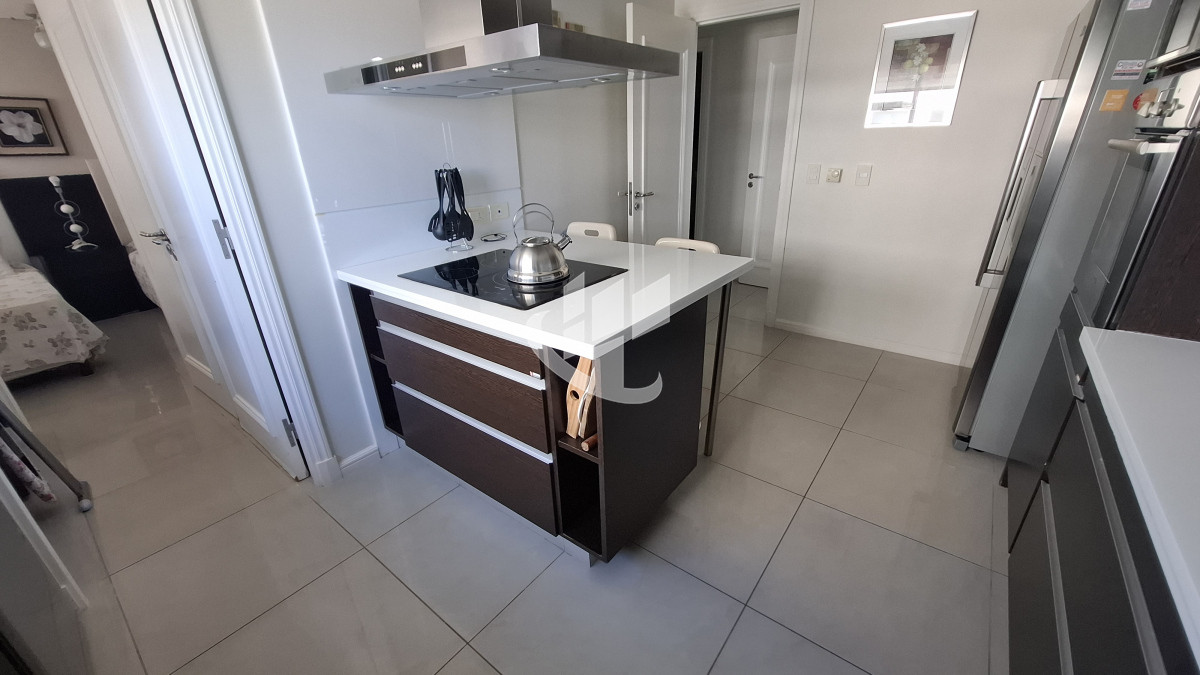 Apartamento ID.2039 - Venta apartamento 3 suites y dependencia completa, primera línea Brava, Punta del Este