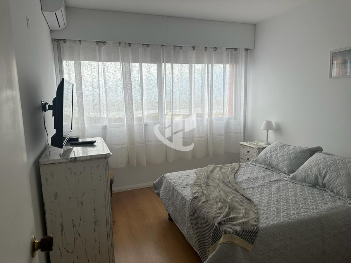 Apartamento ID.1906 - Frente al mar. Apartamento en alquiler anual de 3 dormitorios en Punta del Este 
