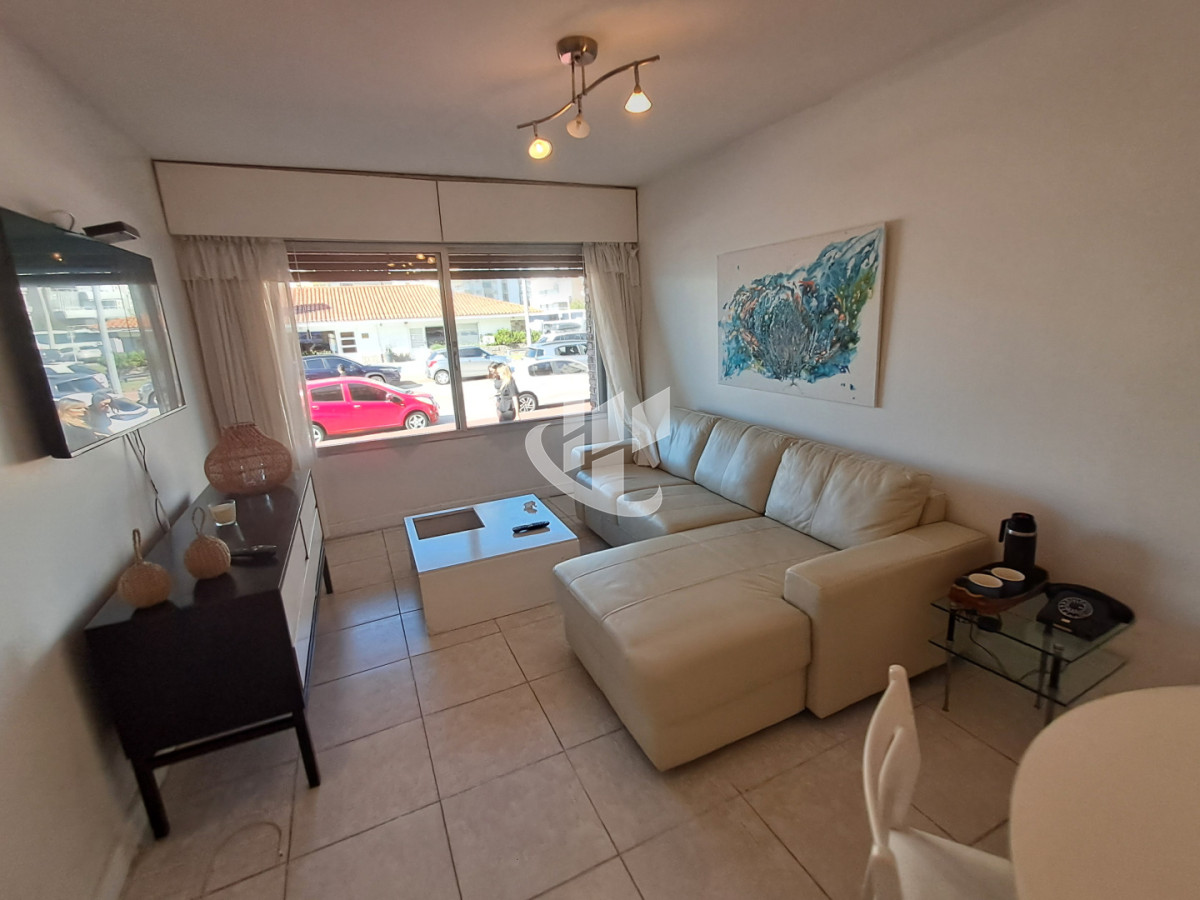 Apartamento ID.2484 - PUNTA DEL ESTE PENINSULA APTO 2 DORM 2 BAÑOS GARAGE A METROS DEL MAR