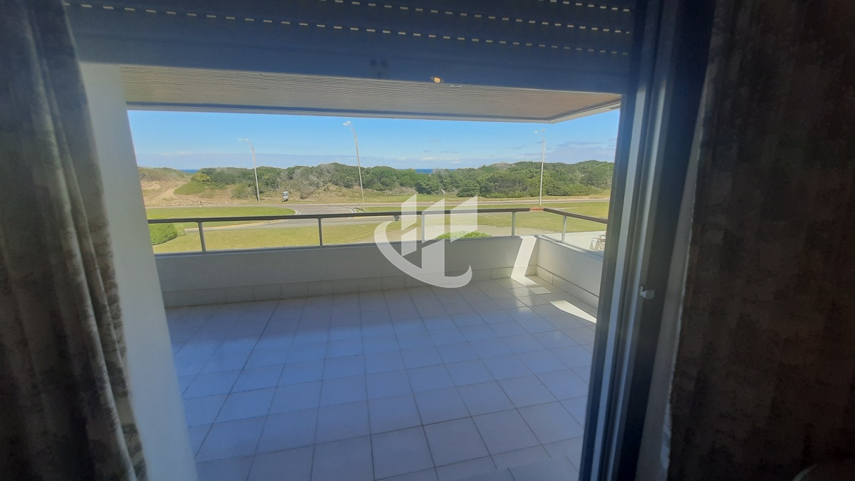 Apartamento ID.828 - Alquiler de Verano, 4 dormitorios mas dep, 1era linea al mar, Rincon del Indio, Punta del Este