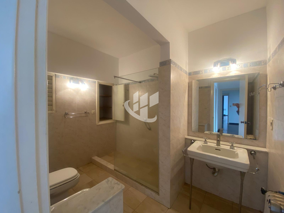 Apartamento ID.1860 - APARTAMENTO DE CATEGORIA 3 DORMITORIOS 2 BAÑOS  Y SERVICIO GARAJE SOBRE 18 DE JULIO