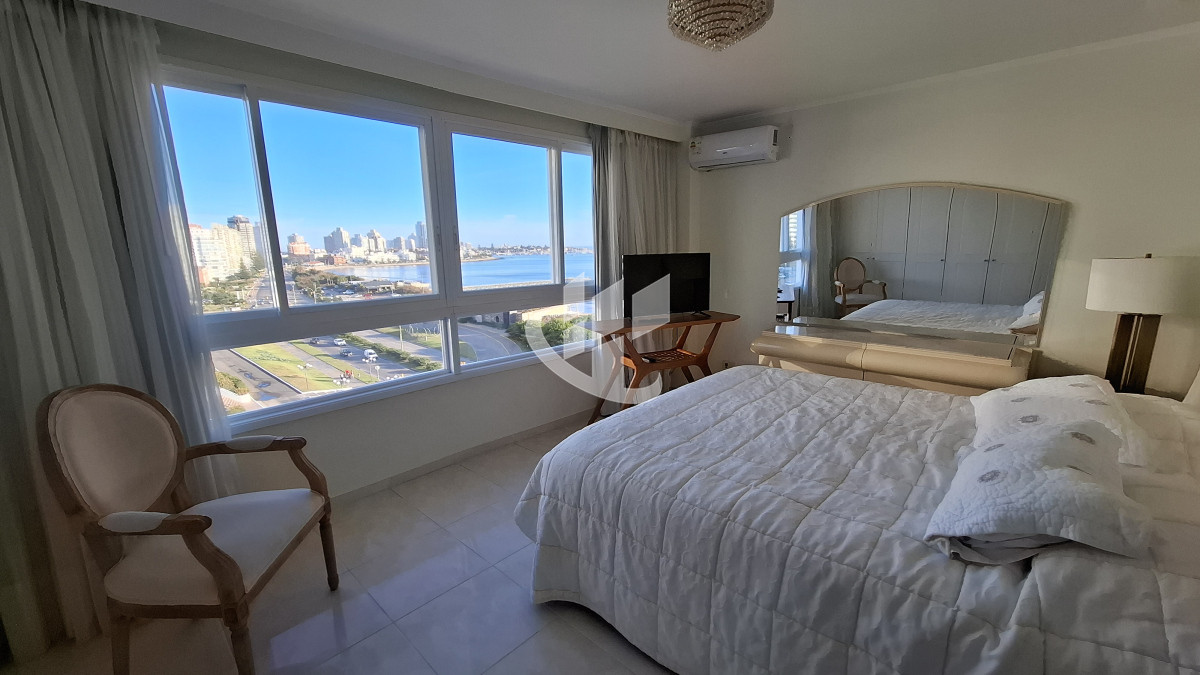 Apartamento ID.2036 - Alquiler Anual, 4 dormitorios, 5 baños, primera linea, Mansa, Punta del Este