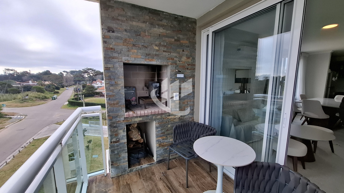 Apartamento ID.2031 - Alquiler Temporal, 2 dormitorios, parrillero propio, 1era linea, Mansa, Punta del Este