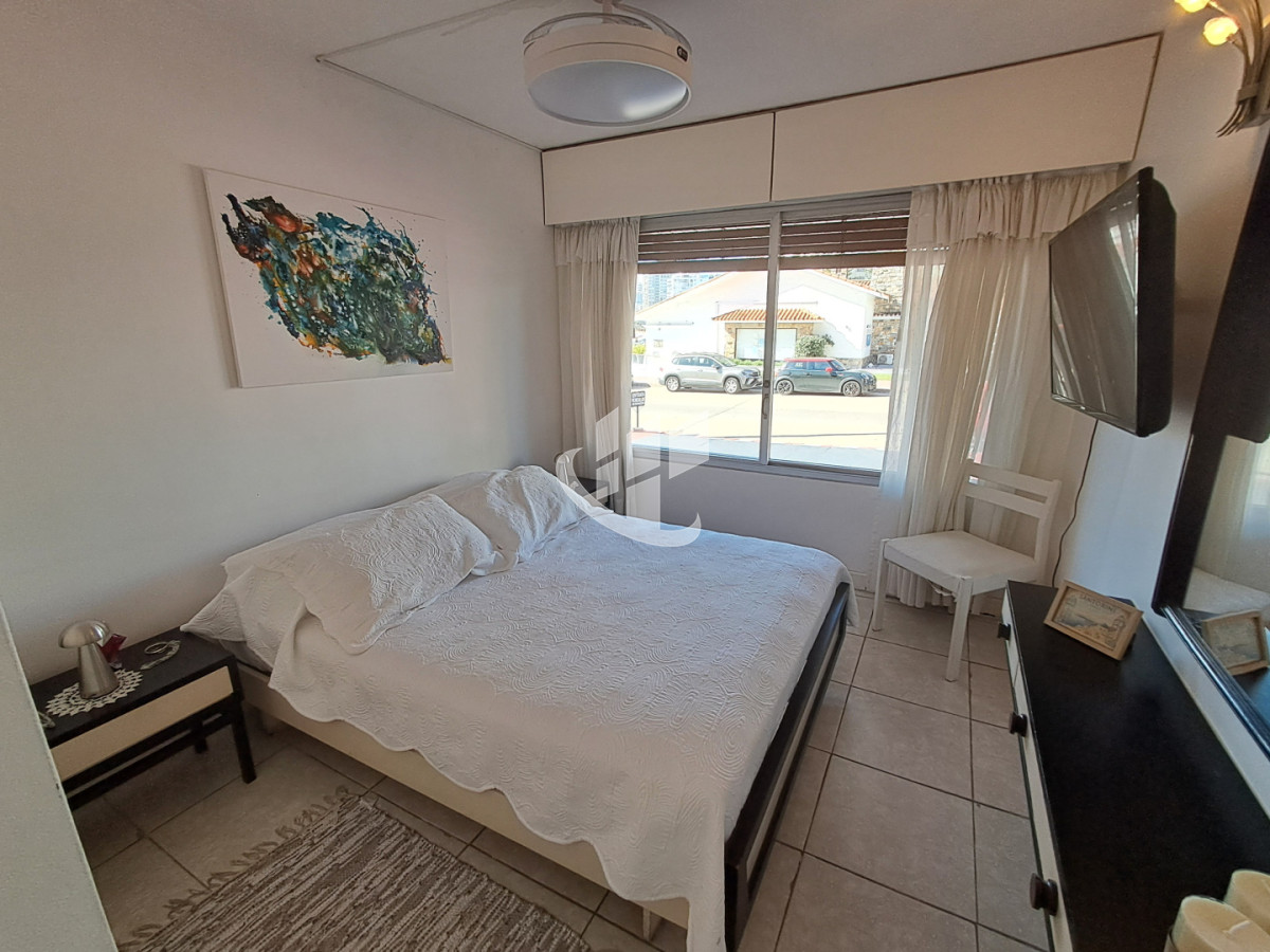 Apartamento ID.2484 - PUNTA DEL ESTE PENINSULA APTO 2 DORM 2 BAÑOS GARAGE A METROS DEL MAR