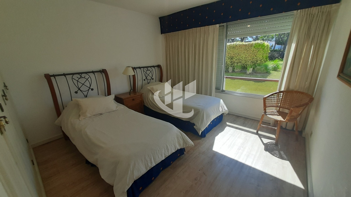 Apartamento ID.828 - Alquiler de Verano, 4 dormitorios mas dep, 1era linea al mar, Rincon del Indio, Punta del Este