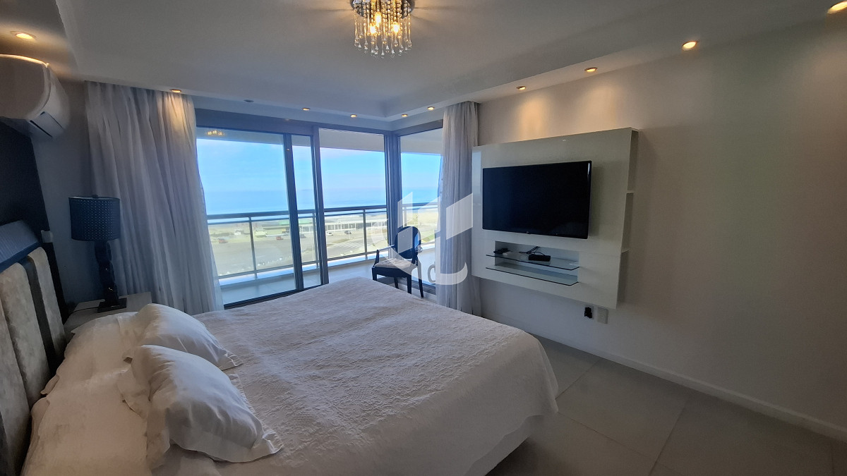 Apartamento ID.2038 - Venta apartamento 3 suites y dep completa, primera línea Brava, Punta del Este