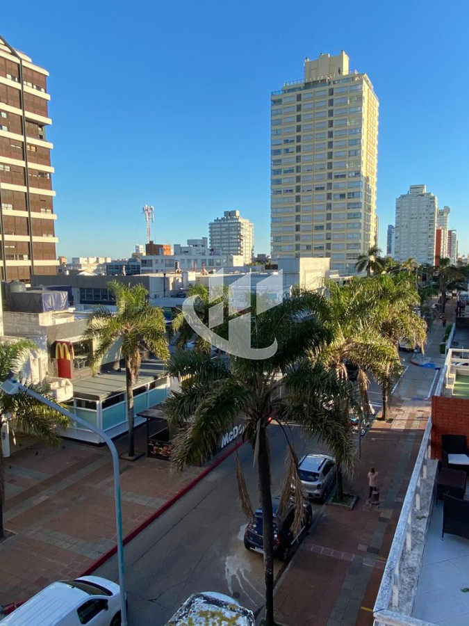 Apartamento ID.1787 - PUNTA DEL ESTE PENINSULA DUPLEX DE 4 DORMITORIOS Y AZOTEA EN VENTA