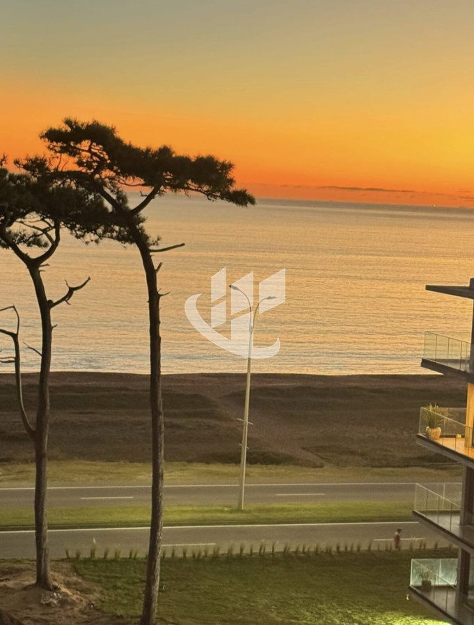 Apartamento ID.2238 - Venta apartamento, 1 dormitorio, 1era linea de mar, Playa Mansa, Punta del Este