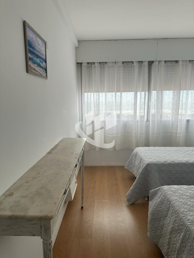 Apartamento ID.1906 - Frente al mar. Apartamento en alquiler anual de 3 dormitorios en Punta del Este 