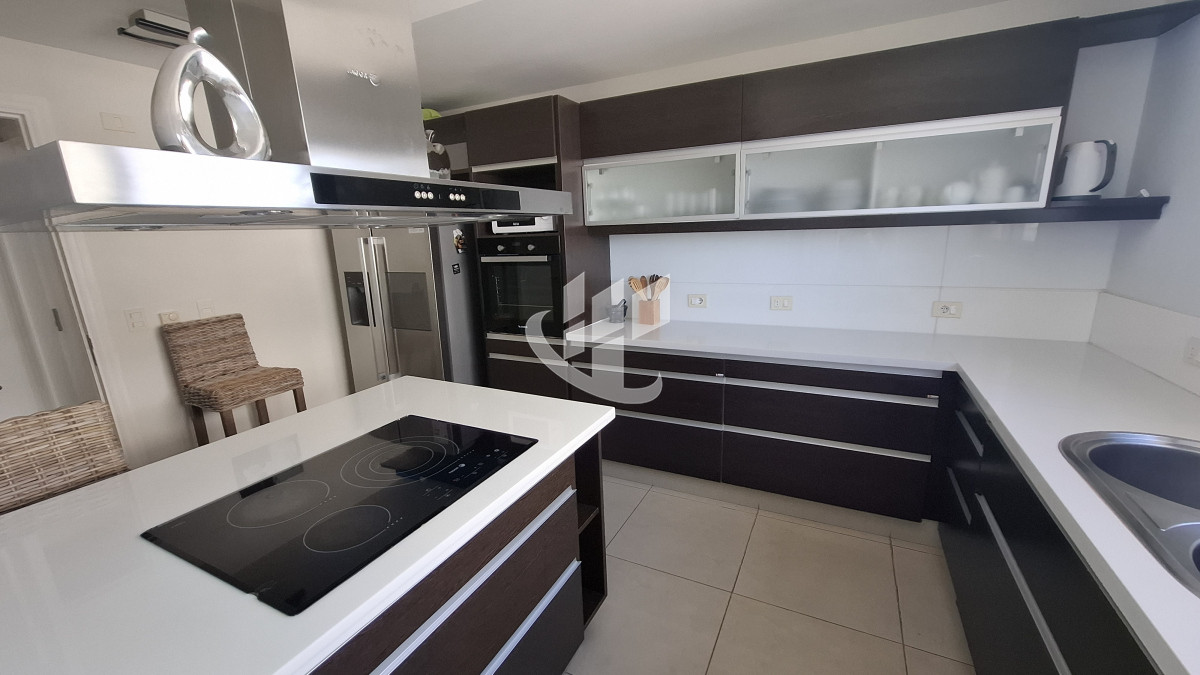 Apartamento ID.2040 - Venta departamento, primera linea 4 suites, Brava, Punta del Este