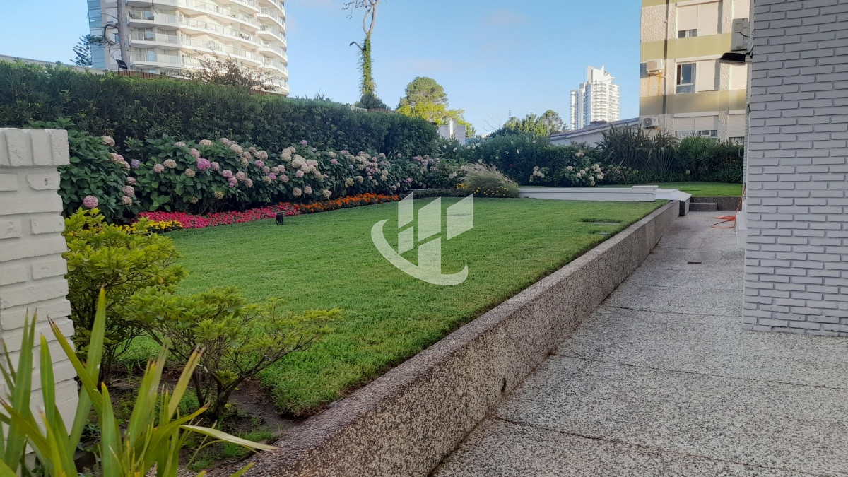 Apartamento ID.1719 - PUNTA DEL ESTE MANSA FRENTE AL MAR! APARTAMENTO DE 2 DORMITORIOS Y DEPENDENCIA EN VENTA! 