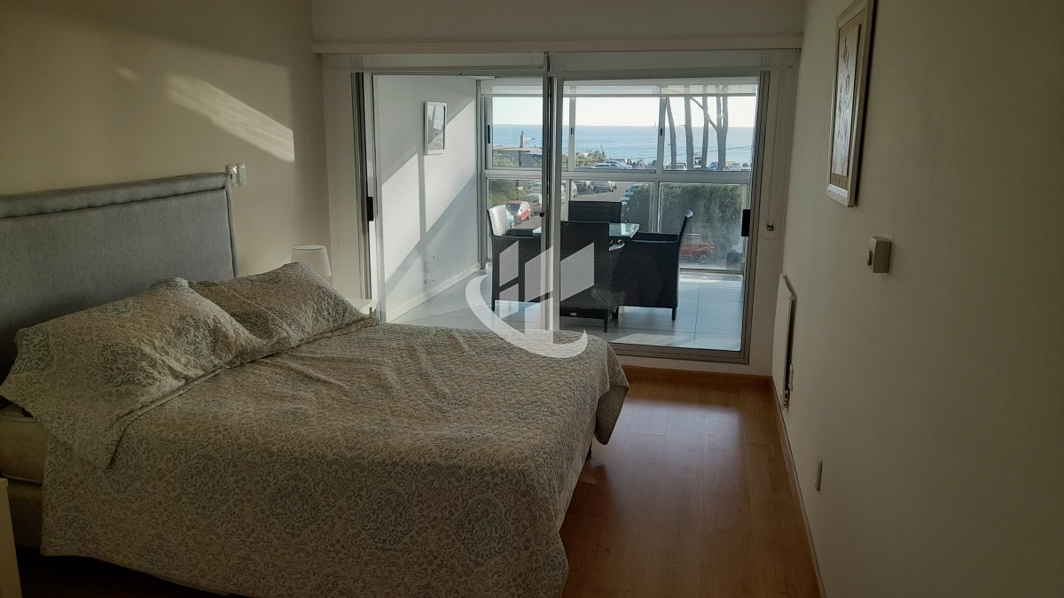 Apartamento ID.1719 - PUNTA DEL ESTE MANSA FRENTE AL MAR! APARTAMENTO DE 2 DORMITORIOS Y DEPENDENCIA EN VENTA! 