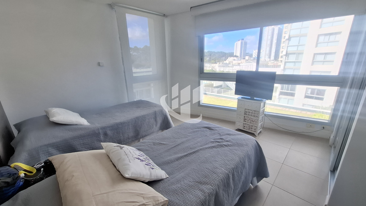 Apartamento ID.2434 - Alquiler invernal, 3 dormitorios y dependencia, Brava, Primera linea, Punta del Este
