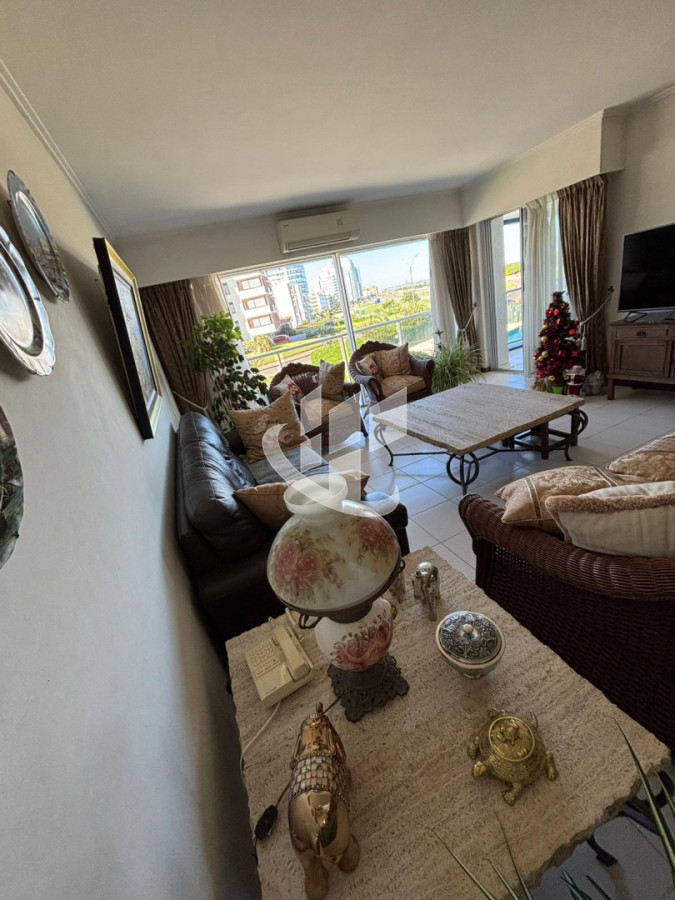 Apartamento ID.2453 - PUNTA DEL ESTE CHIVERTA APTO CON SERVICIOS DE 3 DORMITORIOS EN SUITE, GARAGE , DEP DE SERCVICIO