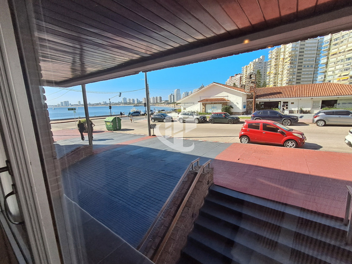 Apartamento ID.2484 - PUNTA DEL ESTE PENINSULA APTO 2 DORM 2 BAÑOS GARAGE A METROS DEL MAR