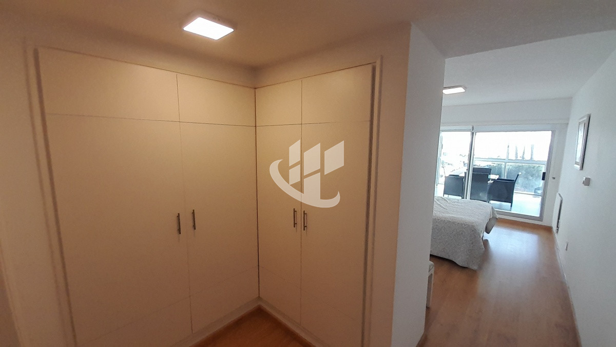 Apartamento ID.1719 - PUNTA DEL ESTE MANSA FRENTE AL MAR! APARTAMENTO DE 2 DORMITORIOS Y DEPENDENCIA EN VENTA! 