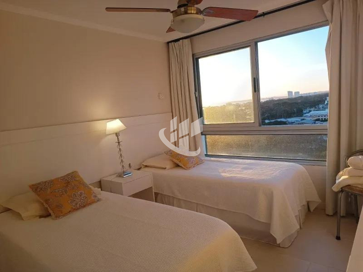 Apartamento ID.2453 - PUNTA DEL ESTE CHIVERTA APTO CON SERVICIOS DE 3 DORMITORIOS EN SUITE, GARAGE , DEP DE SERCVICIO