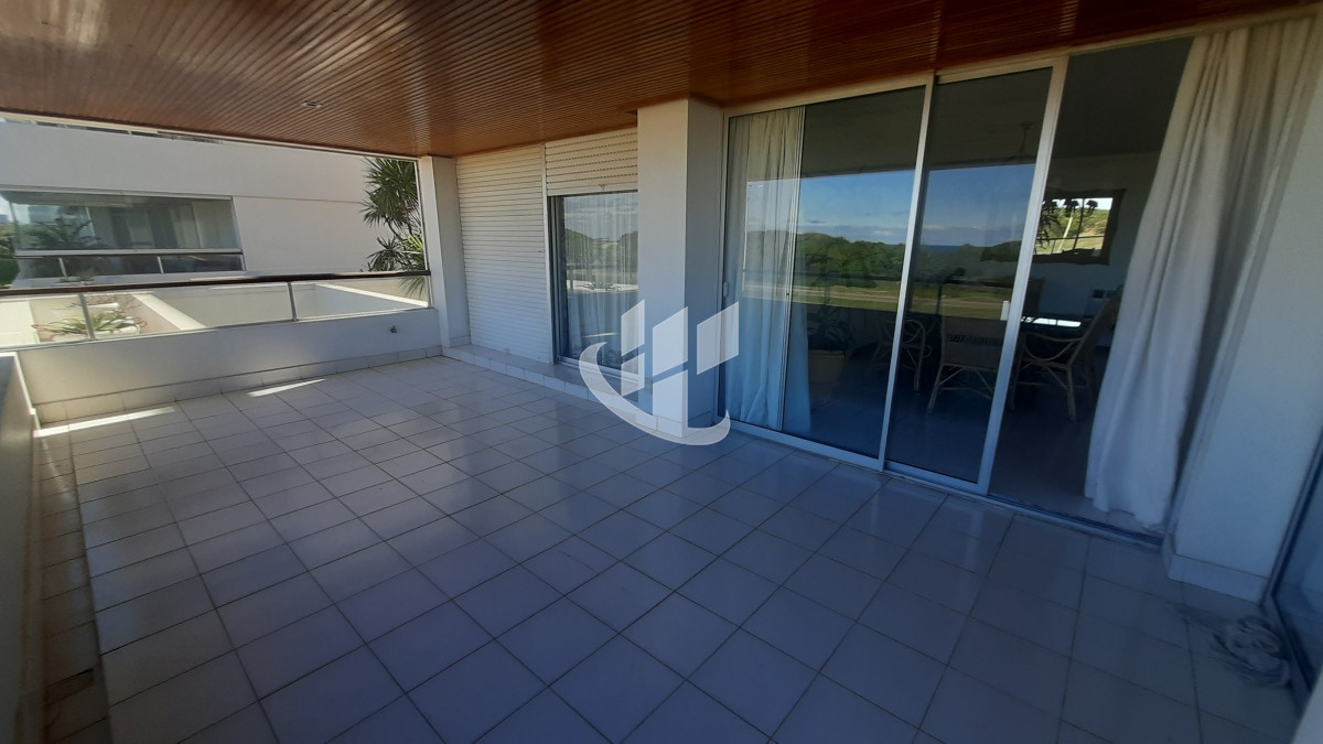 Apartamento ID.828 - Alquiler de Verano, 4 dormitorios mas dep, 1era linea al mar, Rincon del Indio, Punta del Este