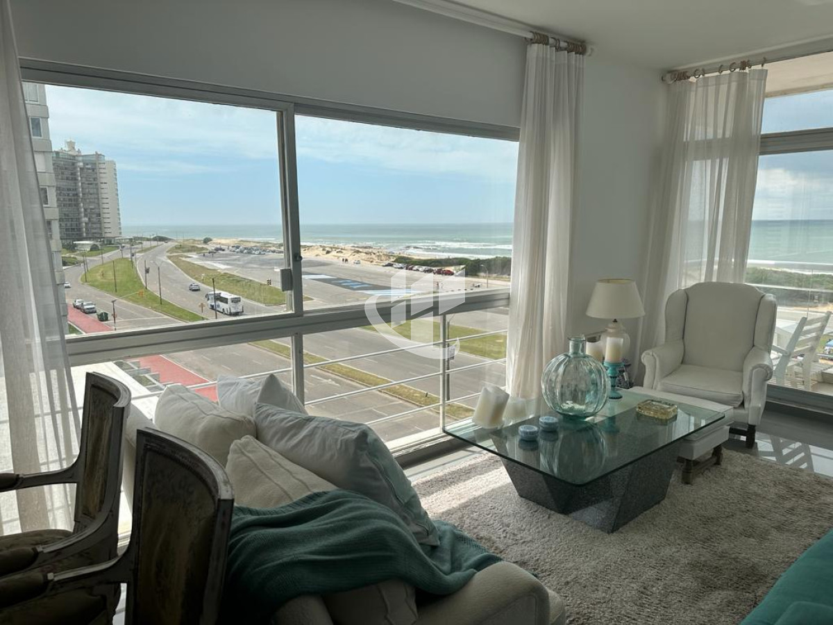 Apartamento ID.1906 - Frente al mar. Apartamento en alquiler anual de 3 dormitorios en Punta del Este 